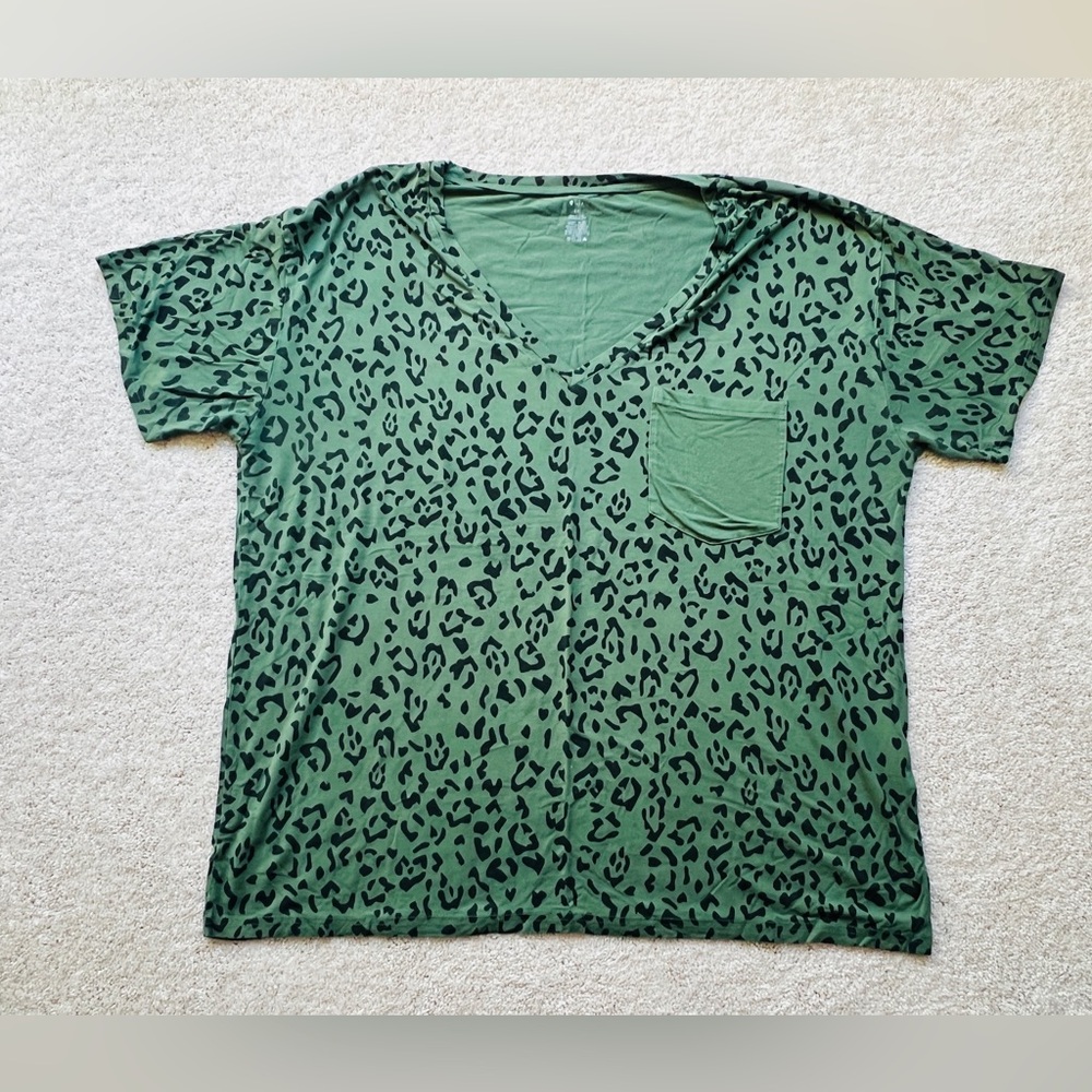 Kyte - Women's Relaxed Fit V-Neck - Hunter Leopard